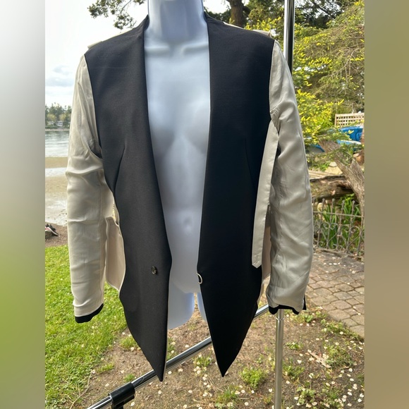 81.PHILLIP LIM Beige Tuxedo Jacket with Contrast Black Collar & Sleeves
Size:8 - Picture 8 of 17